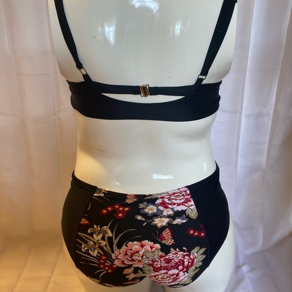 Bikini - Picture 2 of 2